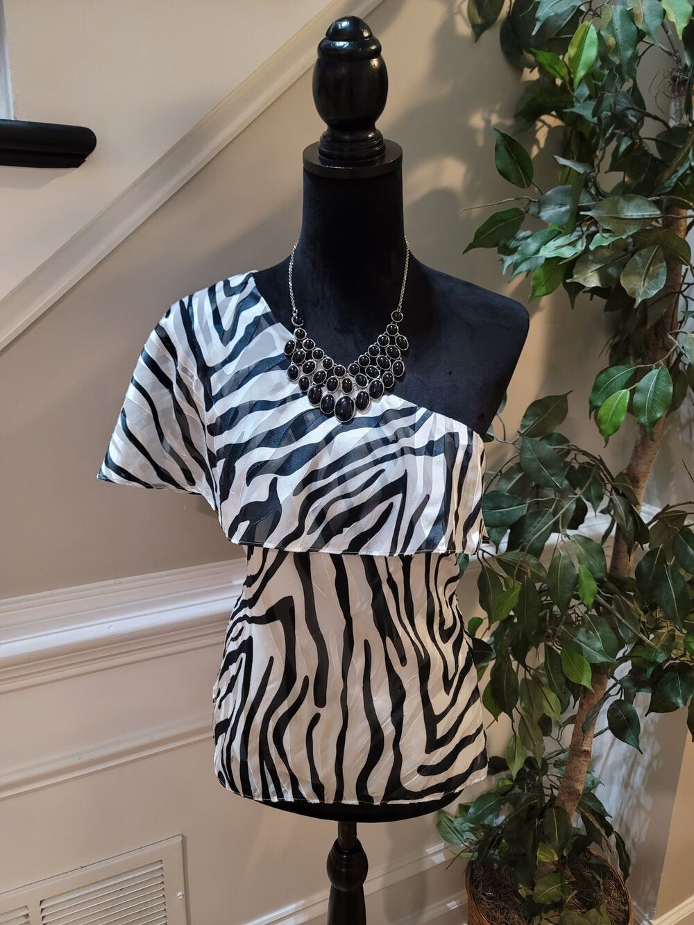 White House Black Market Blouse Top Women's SZ 4 White/Black Zebra One Shoulder
